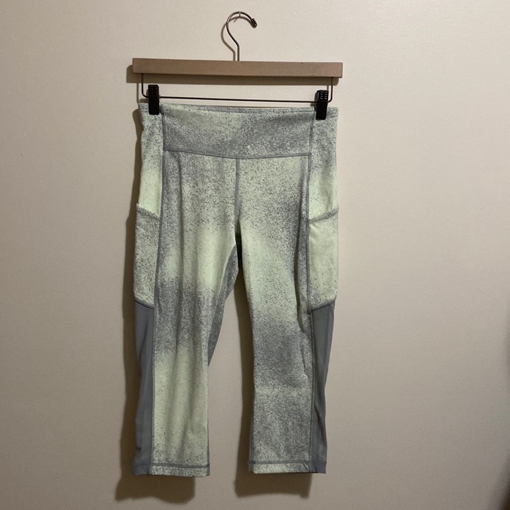 Lululemon capris Mint green & Gray splash marks size 6. D10